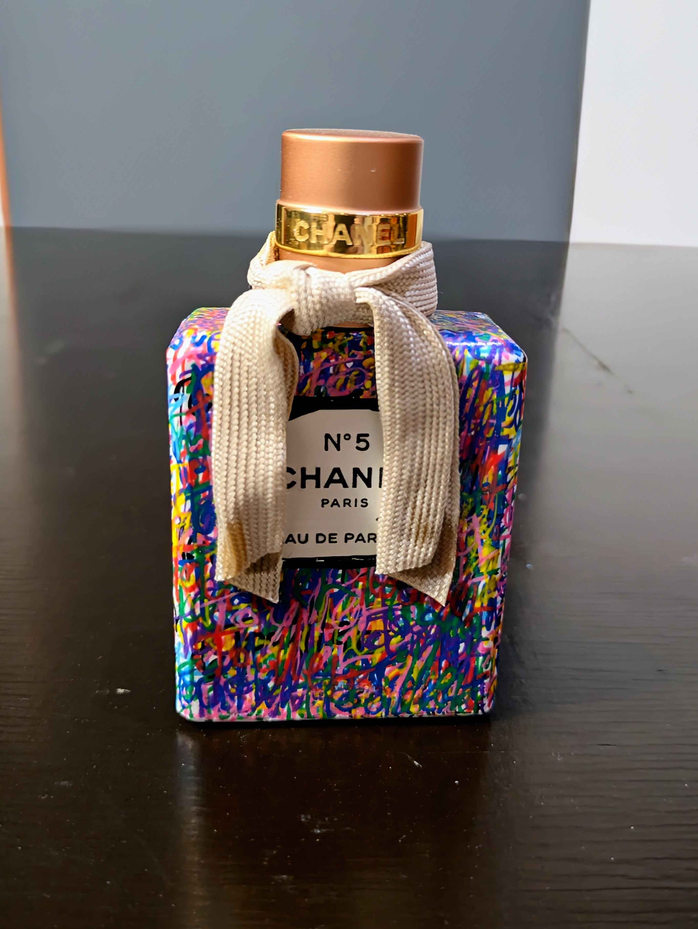 Bouteille de parfum N°5 by CHANEL – Pièce unique peinte à la main